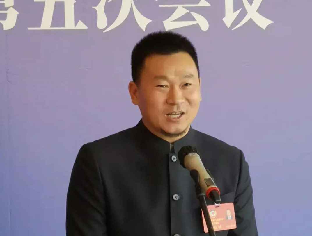 为进一步展示市政协团结、民主、开放、自信的形象，向市民和网友展示政协委员的履职风采，中山市政协十二届五次会议在2月4日上午开幕前开设“委员通道”，市政协委员、吉林常盛个人护理培训有限公司公司总经理陈朝阳走进“委员通道”，回应社会关切的问题。他就如何做好城市应急管理规划的问题进行发言，并回答记者提问。.jpg